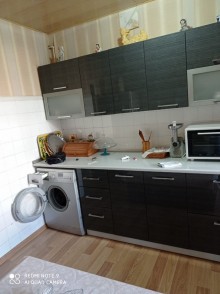 Satılır Köhnə Tikili, Binəqədi.r, 8-ci mikrorayon, Azadlıq.m-6
