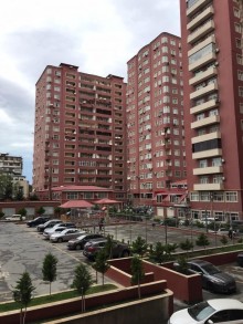 Satılır Yeni Tikili, Binəqədi.r, 8-ci mikrorayon, Azadlıq.m-1