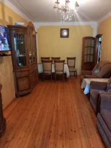 Satılır Köhnə Tikili, Binəqədi.r, 8-ci mikrorayon, Azadlıq.m-1