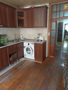 Satılır Köhnə Tikili, Binəqədi.r, 8-ci mikrorayon, Azadlıq.m-3