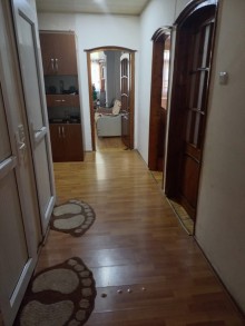 Satılır Köhnə Tikili, Binəqədi.r, 8-ci mikrorayon, Azadlıq.m-5