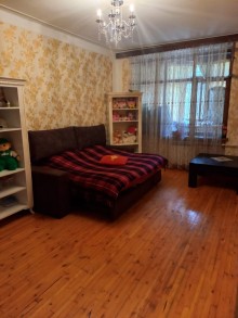 Satılır Köhnə Tikili, Binəqədi.r, 8-ci mikrorayon, Azadlıq.m-12