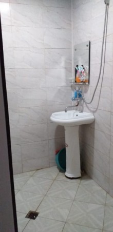 Satılır Köhnə Tikili, Nizami.r-18