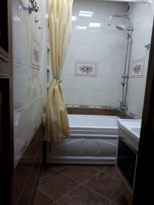 Satılır Köhnə Tikili, Nizami.r-15