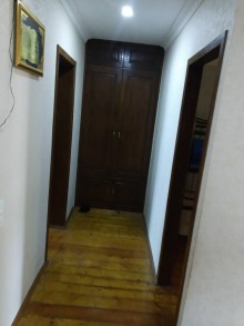 Satılır Köhnə Tikili, Nizami.r-18