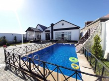 Villa suvalan. Şüvəlanda qəsəbəsində, 1 mərtəbəli, ümumi tikili sahəsi 200 kv-m, -1