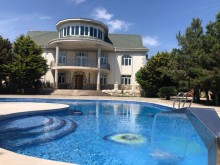 Bilgəh villa Mir Cəlal küçəsində 3 mərtəbəli