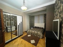 Nizami metrosunun yanında 12/5 mərtəbəli yeni tikili binada 4 otaqli ev, -14