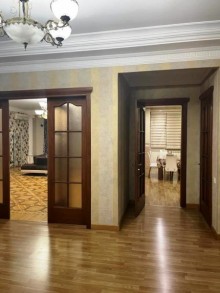 Nizami metrosunun yanında 12/5 mərtəbəli yeni tikili binada 4 otaqli ev, -16