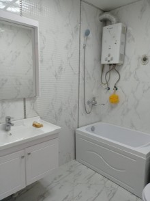 Satılır Köhnə Tikili, Binəqədi.r, 8-ci mikrorayon, Azadlıq.m-1