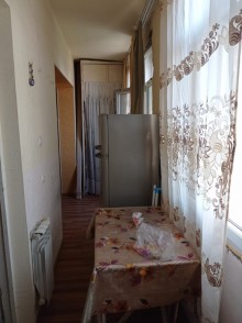 Satılır Köhnə Tikili, Binəqədi.r, 8-ci mikrorayon, Azadlıq.m-6