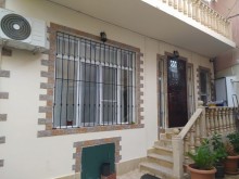 Xırdalanda məktəbə, avtobus dayanacağına  2 mertebeli ev satilir, -1
