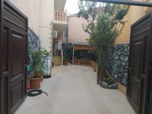 Xırdalanda məktəbə, avtobus dayanacağına  2 mertebeli ev satilir, -2