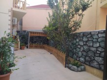 Xırdalanda məktəbə, avtobus dayanacağına  2 mertebeli ev satilir, -5
