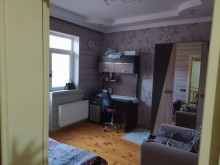 Xırdalanda məktəbə, avtobus dayanacağına  2 mertebeli ev satilir, -18