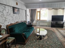 Merkezde Hökümət  evinin  arxasında menzil satilir, -13