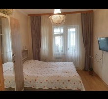 Köhnə Günəşlidə 24 nömrəli məktəbin yanında, yol kənarında 9 mərtəbənin 5 ci mərtəbəsində, -4