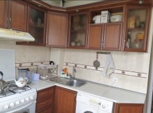 Köhnə Günəşlidə 24 nömrəli məktəbin yanında, yol kənarında 9 mərtəbənin 5 ci mərtəbəsində, -5