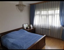 Köhnə Günəşlidə 24 nömrəli məktəbin yanında, yol kənarında 9 mərtəbənin 5 ci mərtəbəsində, -6
