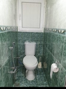 Köhnə Günəşlidə 24 nömrəli məktəbin yanında, yol kənarında 9 mərtəbənin 5 ci mərtəbəsində, -7
