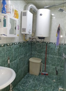 Köhnə Günəşlidə 24 nömrəli məktəbin yanında, yol kənarında 9 mərtəbənin 5 ci mərtəbəsində, -8