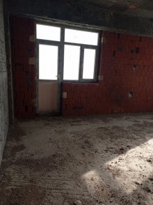Daxili qoşunlarin Baş idarəsinin yaxinligi. Qoşa zapravka tərəfə 3 otaq podmoyak menzil satilir, -8