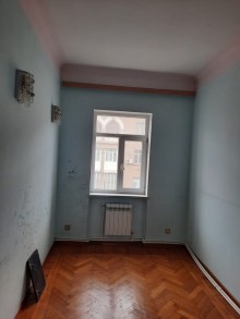 nerimanovda mehkemenin yaninda kohne binada menzil satilir, -3