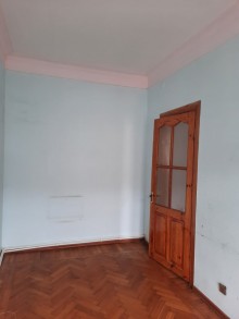 nerimanovda mehkemenin yaninda kohne binada menzil satilir, -6