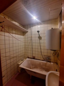 nerimanovda mehkemenin yaninda kohne binada menzil satilir, -10