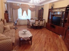 azadliqda 4 otaqli yeni binada menzil satilir, -1