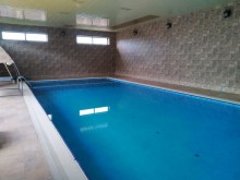 Şüvalan Parkdan dəniz yolunda 1 mərtəbəli qapalı hovuzlu və əşyalı villa satılır, -7