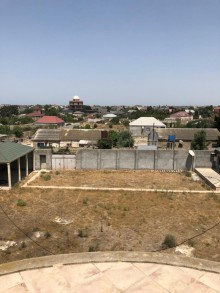 Mərdəkan qəsəbəsi Bravo marketdən 1 km aralıda bag evi satilir, -18