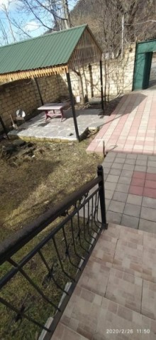 Qəbələ şəhərində lunaparka, kanata yaxın ərazidə yerləşən 3 otaqlı həyət evi, -3