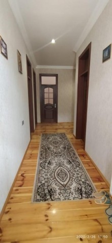 Qəbələ şəhərində lunaparka, kanata yaxın ərazidə yerləşən 3 otaqlı həyət evi, -8