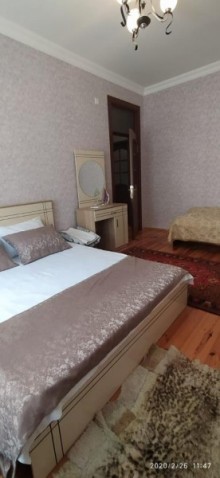 Qəbələ şəhərində lunaparka, kanata yaxın ərazidə yerləşən 3 otaqlı həyət evi, -12
