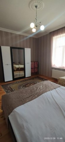 Qəbələ şəhərində lunaparka, kanata yaxın ərazidə yerləşən 3 otaqlı həyət evi, -14