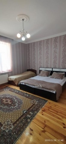 Qəbələ şəhərində lunaparka, kanata yaxın ərazidə yerləşən 3 otaqlı həyət evi, -15
