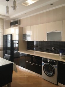 Yasamalda yeni binada 3 otaqli 137 kv/m yaşayış sahəsi olan təmirli sənədli mənzil, -11