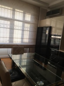 Yasamalda yeni binada 3 otaqli 137 kv/m yaşayış sahəsi olan təmirli sənədli mənzil, -18