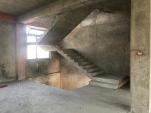 Genclikde Hesen Eliyev kucesinde yol qiragi yeni 5 mertebeli obyekt satilir, -10