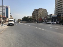 Genclikde Hesen Eliyev kucesinde yol qiragi yeni 5 mertebeli obyekt satilir, -18