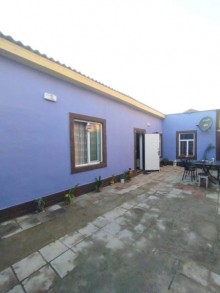 abrat qəsəbəsində yerləşən ətrafı evlər massivi sıx olan əmlak satılır, -1