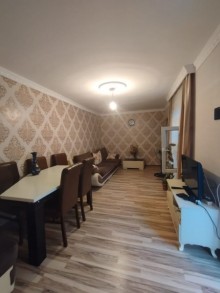 abrat qəsəbəsində yerləşən ətrafı evlər massivi sıx olan əmlak satılır, -2