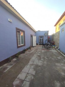 abrat qəsəbəsində yerləşən ətrafı evlər massivi sıx olan əmlak satılır, -3