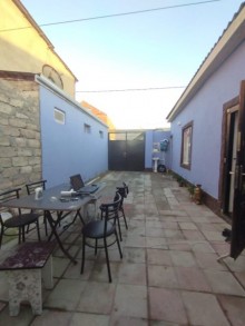 abrat qəsəbəsində yerləşən ətrafı evlər massivi sıx olan əmlak satılır, -4
