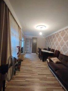 abrat qəsəbəsində yerləşən ətrafı evlər massivi sıx olan əmlak satılır, -5