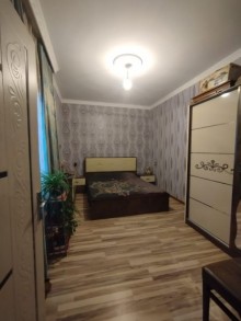 abrat qəsəbəsində yerləşən ətrafı evlər massivi sıx olan əmlak satılır, -6