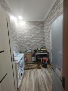 abrat qəsəbəsində yerləşən ətrafı evlər massivi sıx olan əmlak satılır, -7