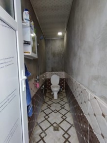 abrat qəsəbəsində yerləşən ətrafı evlər massivi sıx olan əmlak satılır, -8