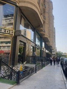 3 otaqlı Mənzil azadlıq küçəsi və Həsən Əliyev küçəsinin kəsişməsində yerləşir, -2